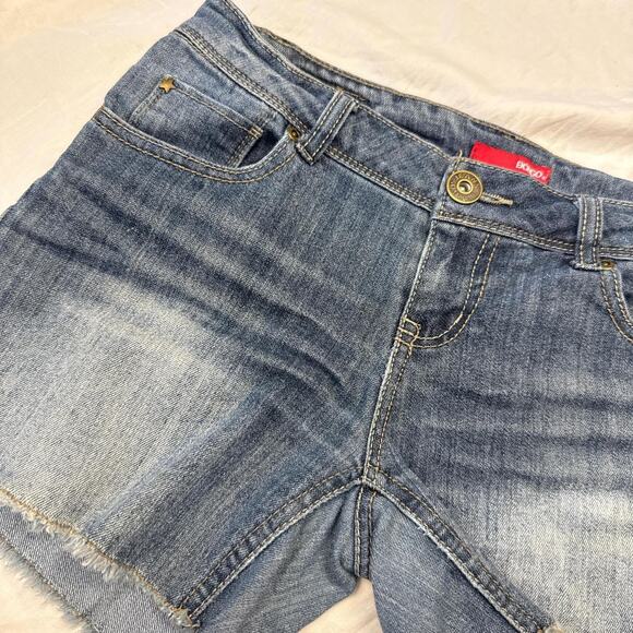 Mid rise denim shorts log line raw hem blue medium / dark wash size 5 from Bongo - Picture 8 of 8